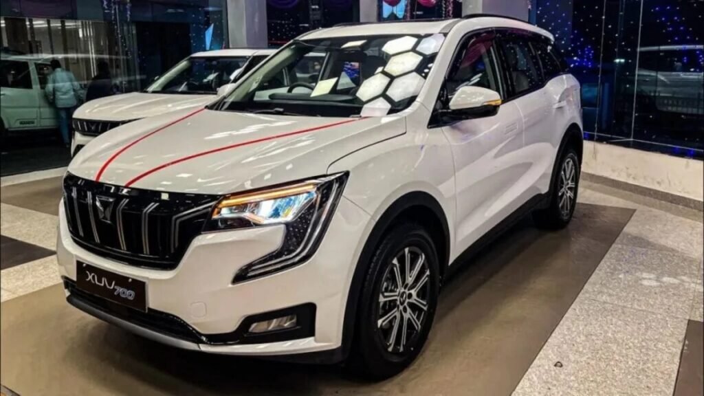 Mahindra XUV700: The Perfect Blend of Power, Style, Smart Features 2 Mahindra XUV700