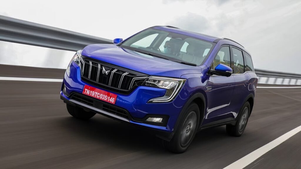 Mahindra XUV700: The Perfect Blend of Power, Style, Smart Features 3 Mahindra XUV700