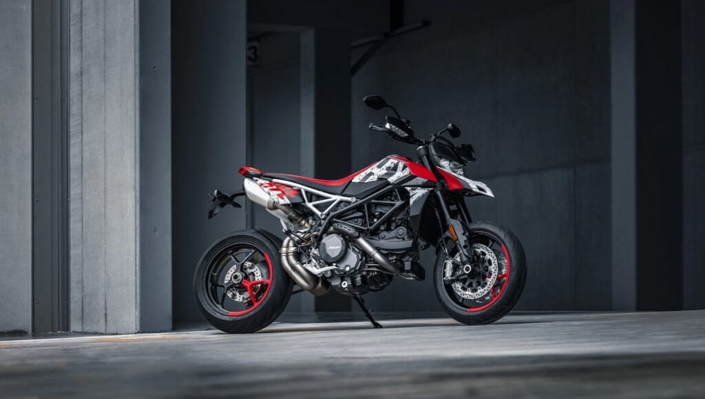 Ducati Hypermotard 950 2025: Rule the Streets, Own the Stunts 2 Ducati Hypermotard 950