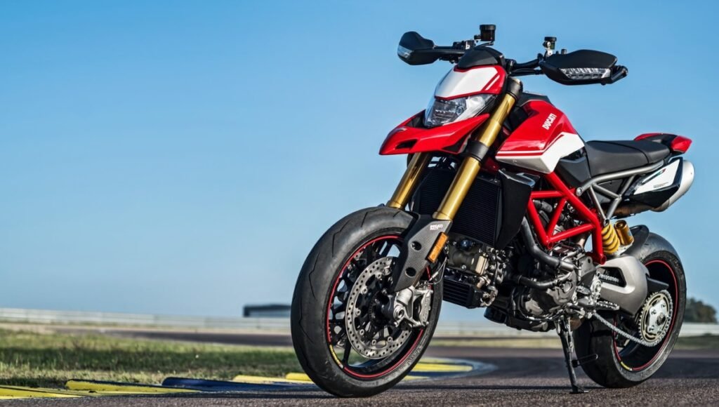 Ducati Hypermotard 950 2025: Rule the Streets, Own the Stunts 3 Ducati Hypermotard 950