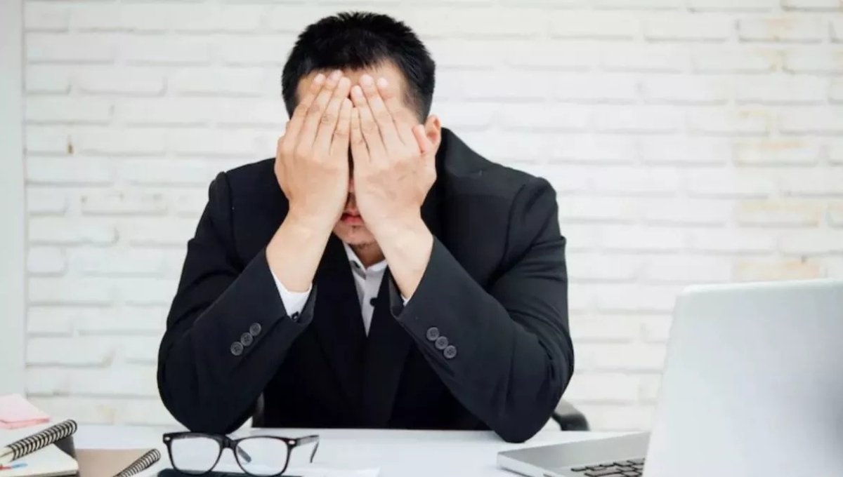 Prolonged Sitting Risks: Avoid These Common Mistakes Every Office Worker Makes 3 Prolonged Sitting Risks