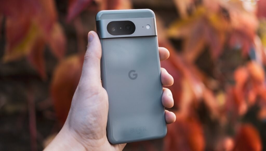 Google Pixel 8 Review: Compact Design, Smart AI Features, Long-Term Updates 3 Google Pixel 8