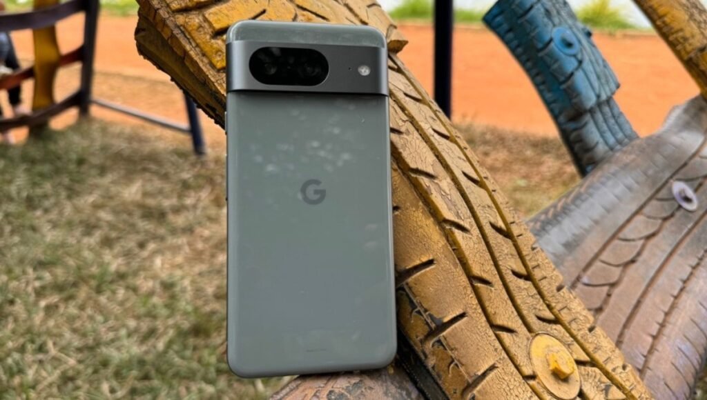 Google Pixel 8 Review: Compact Design, Smart AI Features, Long-Term Updates 2 Google Pixel 8